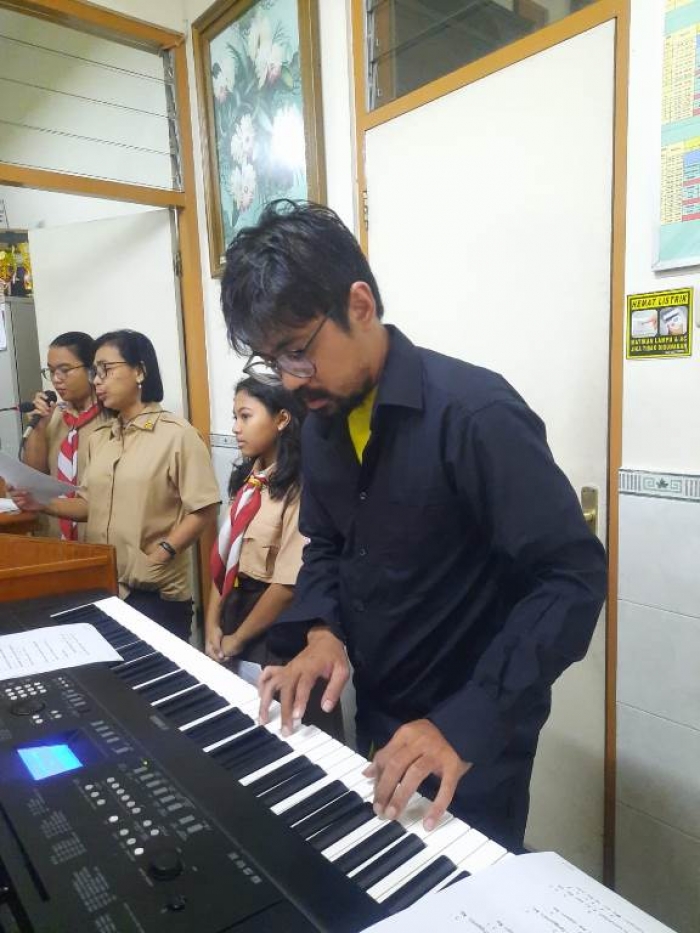 "Latihan Lagu Misa Rabu Abu, Siswa & Guru SDK Sang Timur Bikin Merinding!"